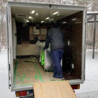 フードトラック備品搬入中の写真